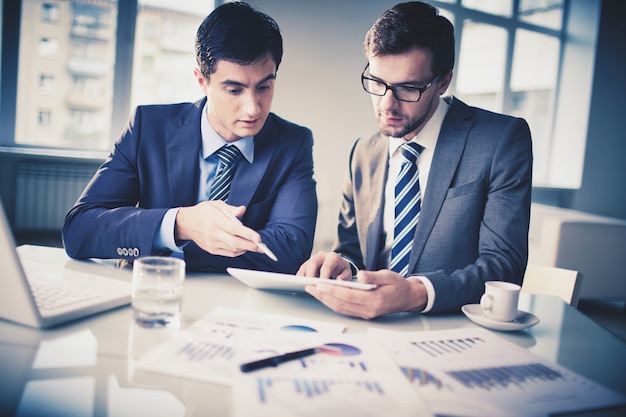 executives reviewing last report 1098 40171